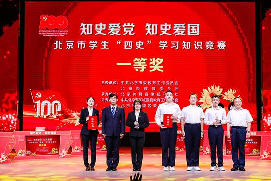 晋中战役,二营正激战,老乡挑着水往前冲,含泪说的话成战斗动员
